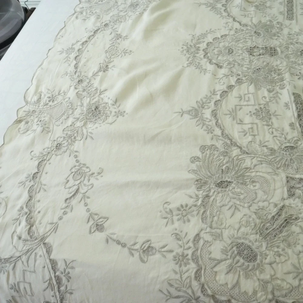 Vintage Madiera Embroidered Tablecloth Large Cutwork Lace Cream Floral 98 x 62